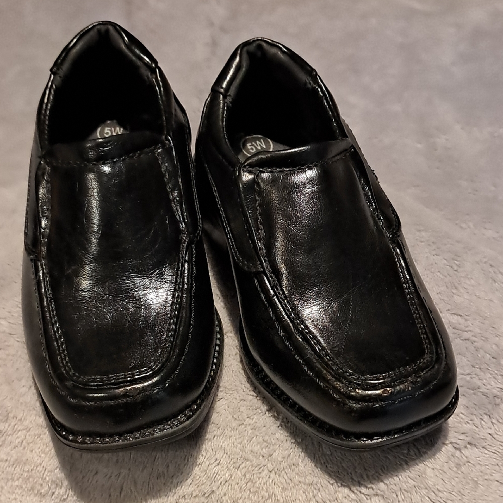 Black Leather Dress Shoes with Classic Moccasin Design